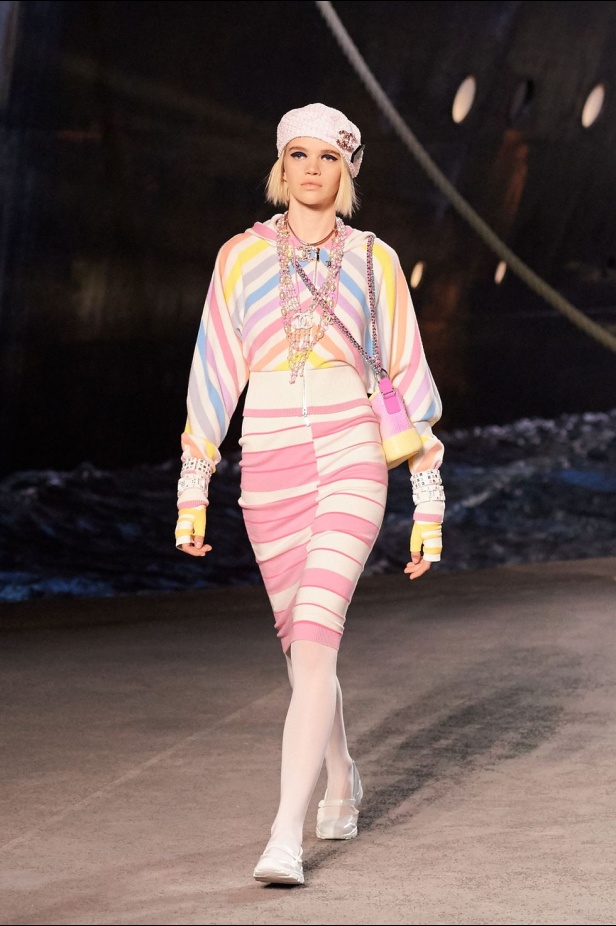 كارل لاغرفلد ينقلنا إلى علم البحارة في مجموعة شانيل كروز 2019