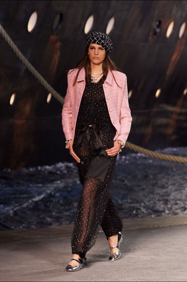 كارل لاغرفلد ينقلنا إلى علم البحارة في مجموعة شانيل كروز 2019