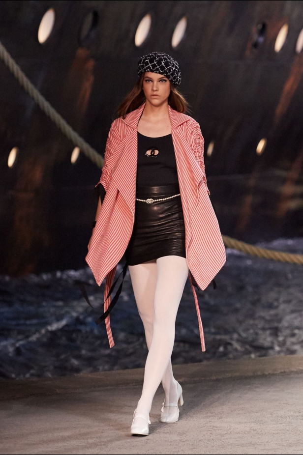 كارل لاغرفلد ينقلنا إلى علم البحارة في مجموعة شانيل كروز 2019