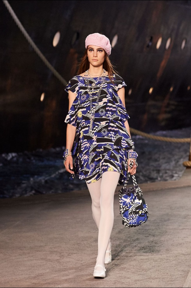 كارل لاغرفلد ينقلنا إلى علم البحارة في مجموعة شانيل كروز 2019