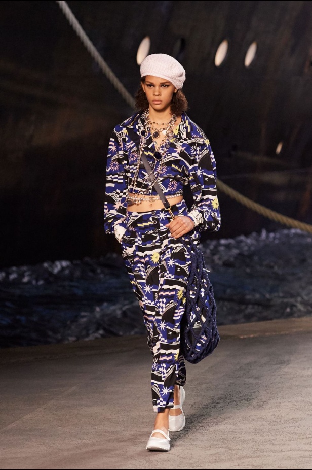 كارل لاغرفلد ينقلنا إلى علم البحارة في مجموعة شانيل كروز 2019