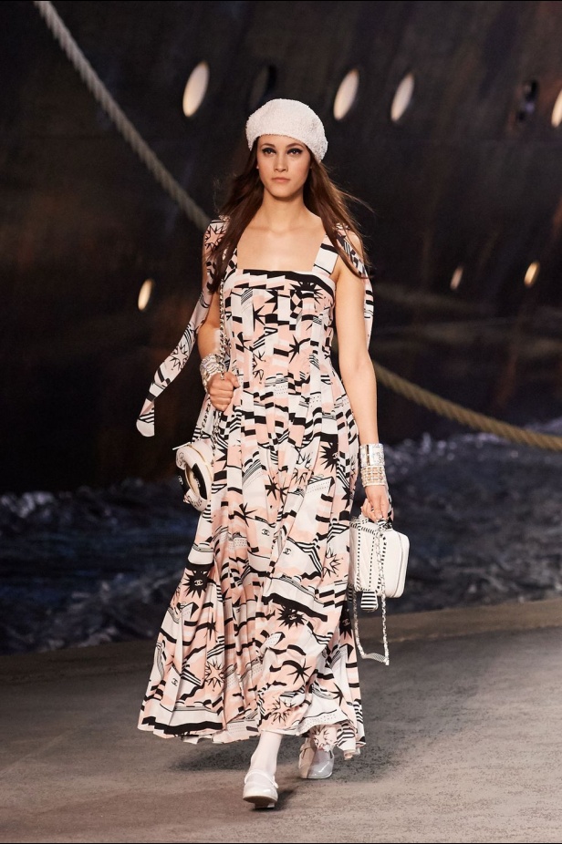 كارل لاغرفلد ينقلنا إلى علم البحارة في مجموعة شانيل كروز 2019