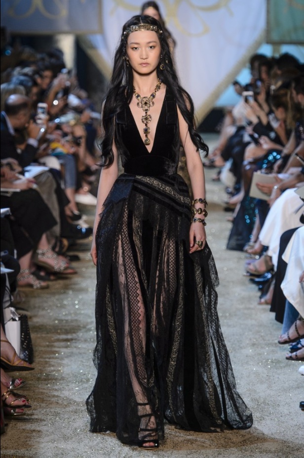 مجموعة ايلي صعب الملكية ضمن أسبوع الموضة في باريس 