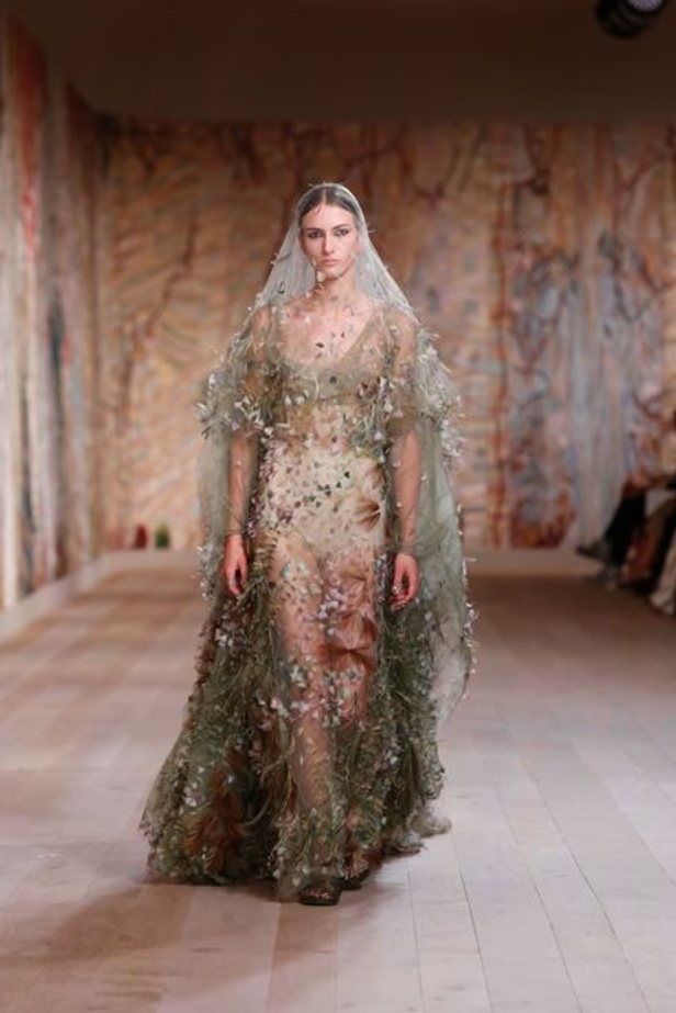 عرض أزياء ديور Dior للتصاميم الراقية لموسم خريف وشتاء 2021-2022