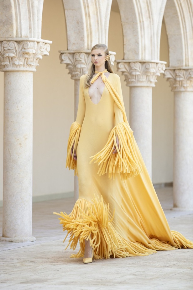 عرض أزياء مجموعة جورج حبيقة للهوت كوتور لخريف 2021 في باريس