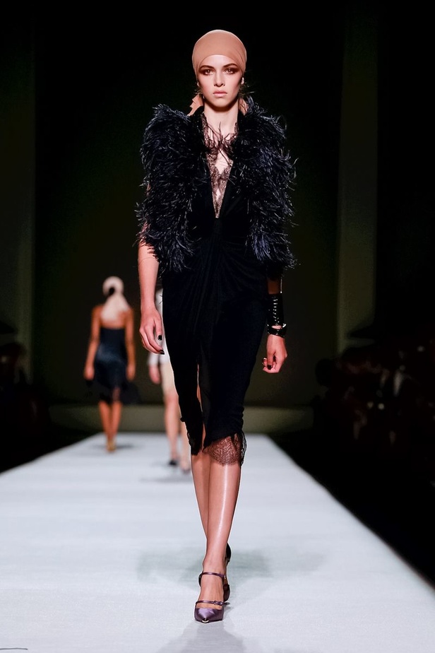 توم فورد يفتتح أسبوع الموضة النيويوركي بعرض كلاسيكي فاخر