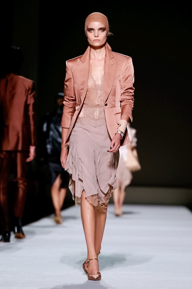 توم فورد يفتتح أسبوع الموضة النيويوركي بعرض كلاسيكي فاخر