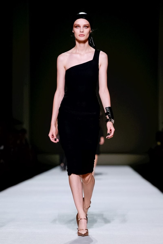 توم فورد يفتتح أسبوع الموضة النيويوركي بعرض كلاسيكي فاخر