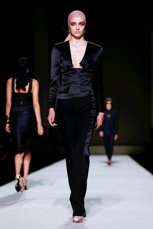 توم فورد يفتتح أسبوع الموضة النيويوركي بعرض كلاسيكي فاخر