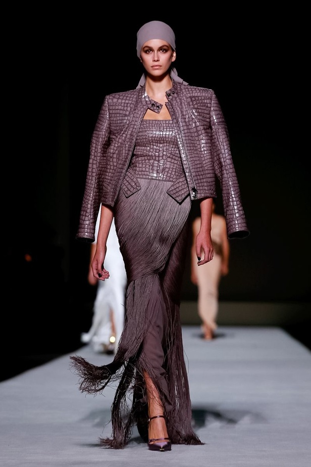 توم فورد يفتتح أسبوع الموضة النيويوركي بعرض كلاسيكي فاخر