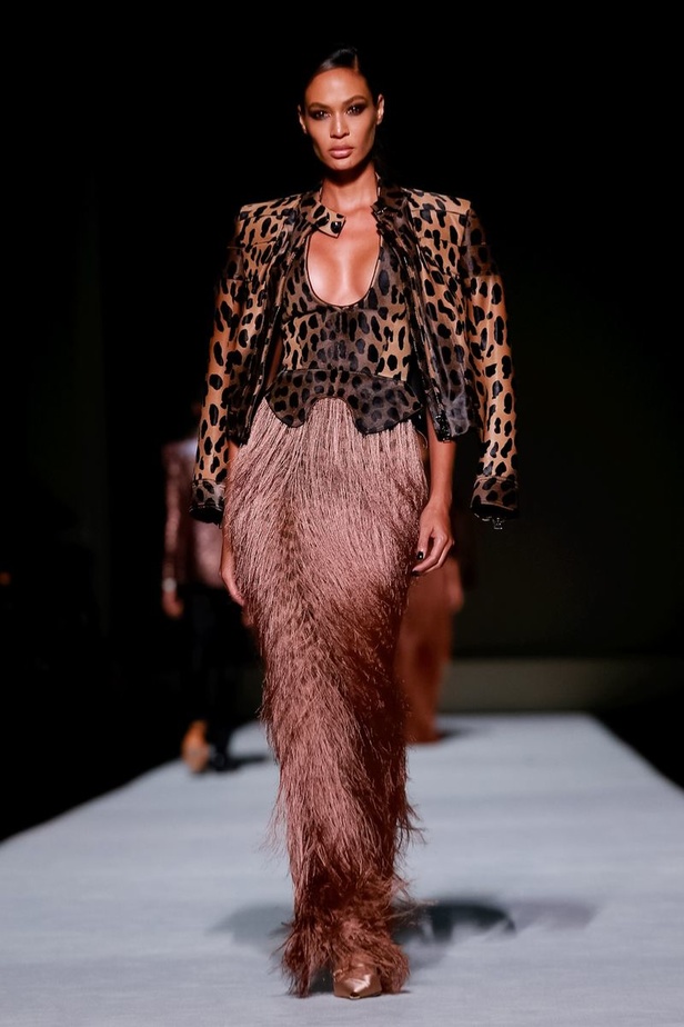 توم فورد يفتتح أسبوع الموضة النيويوركي بعرض كلاسيكي فاخر