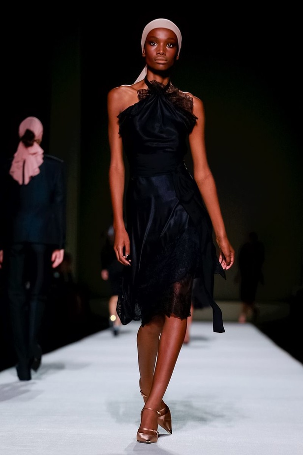 توم فورد يفتتح أسبوع الموضة النيويوركي بعرض كلاسيكي فاخر