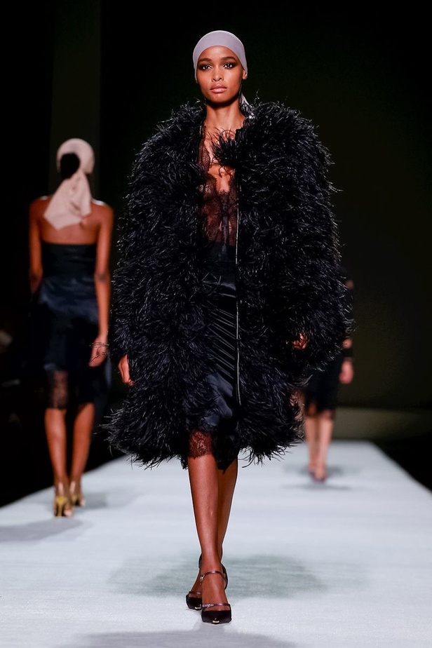 توم فورد يفتتح أسبوع الموضة النيويوركي بعرض كلاسيكي فاخر