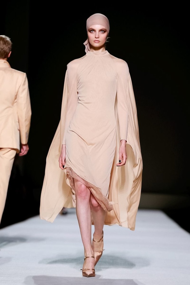 توم فورد يفتتح أسبوع الموضة النيويوركي بعرض كلاسيكي فاخر