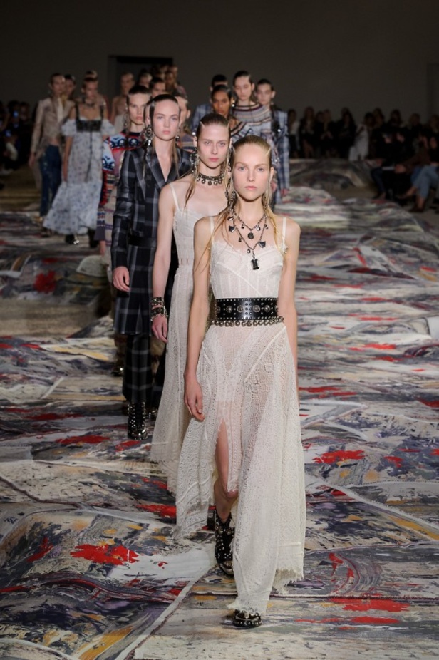 مجموعة “الكسندر مكوين” لموسم ربيع وصيف 2017