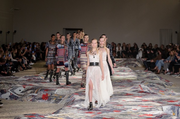 مجموعة “الكسندر مكوين” لموسم ربيع وصيف 2017