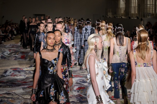 مجموعة “الكسندر مكوين” لموسم ربيع وصيف 2017