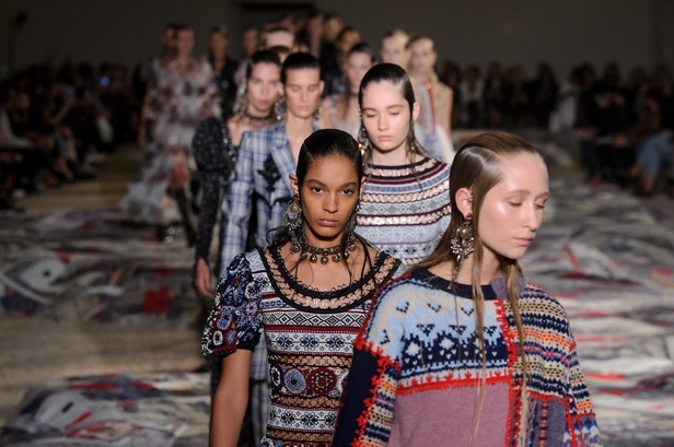 مجموعة “الكسندر مكوين” لموسم ربيع وصيف 2017