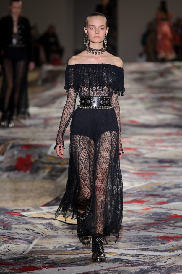 مجموعة “الكسندر مكوين” لموسم ربيع وصيف 2017