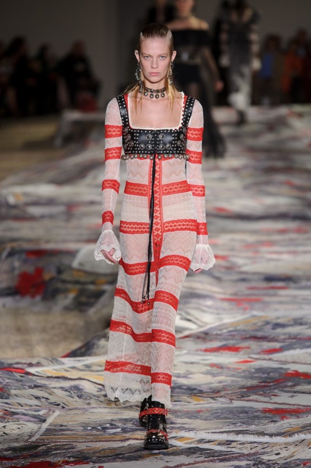 مجموعة “الكسندر مكوين” لموسم ربيع وصيف 2017