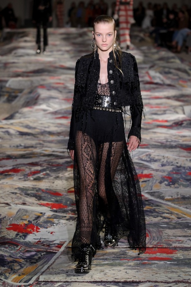 مجموعة “الكسندر مكوين” لموسم ربيع وصيف 2017