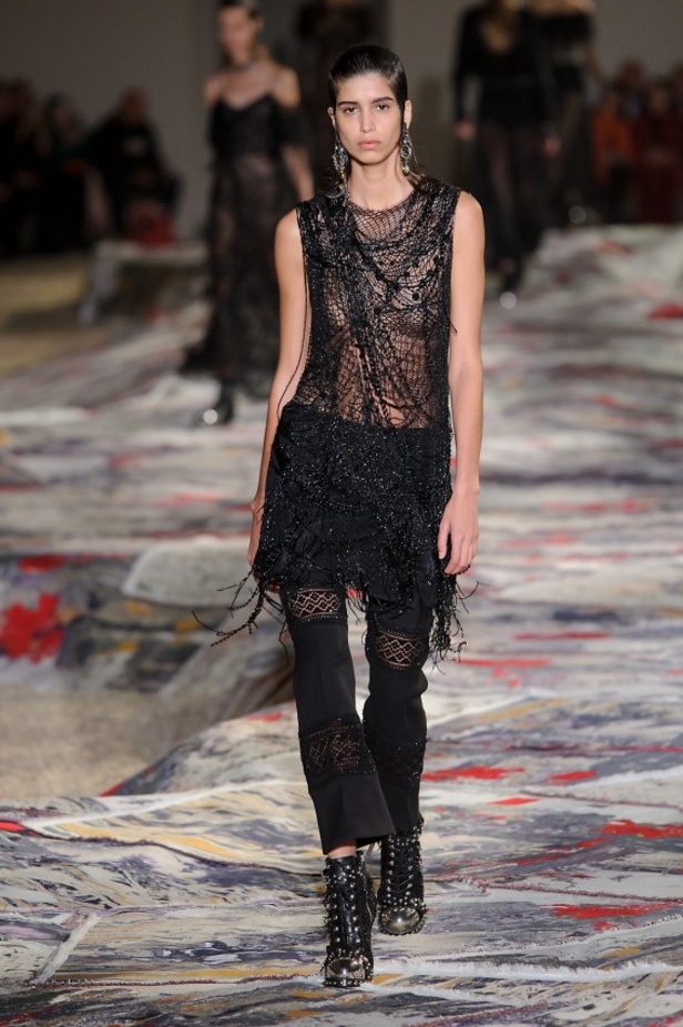 مجموعة “الكسندر مكوين” لموسم ربيع وصيف 2017