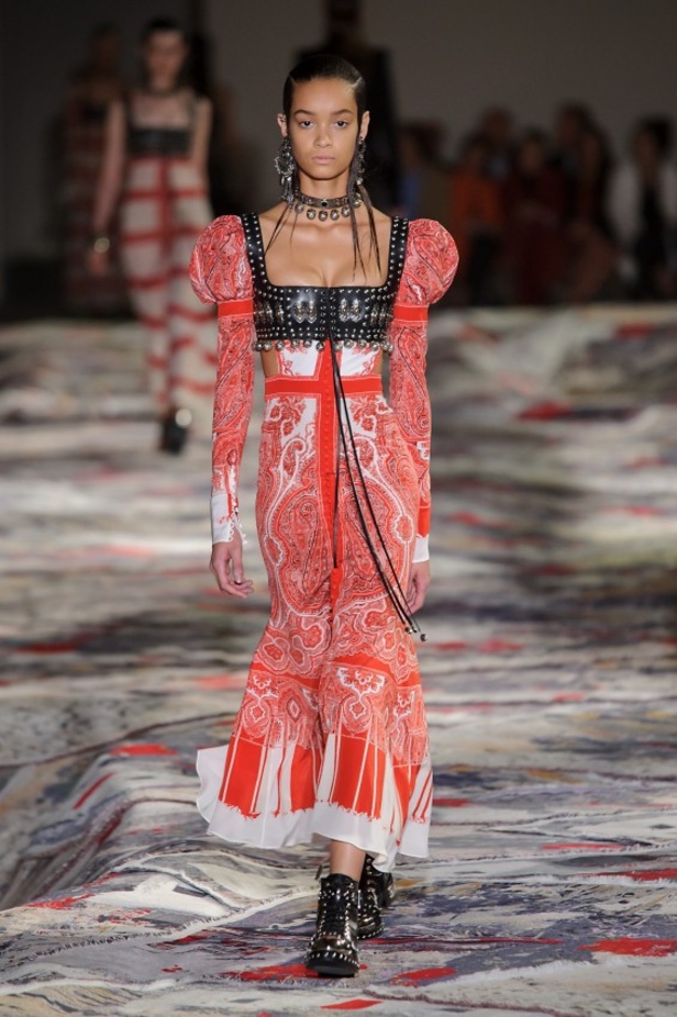 مجموعة “الكسندر مكوين” لموسم ربيع وصيف 2017