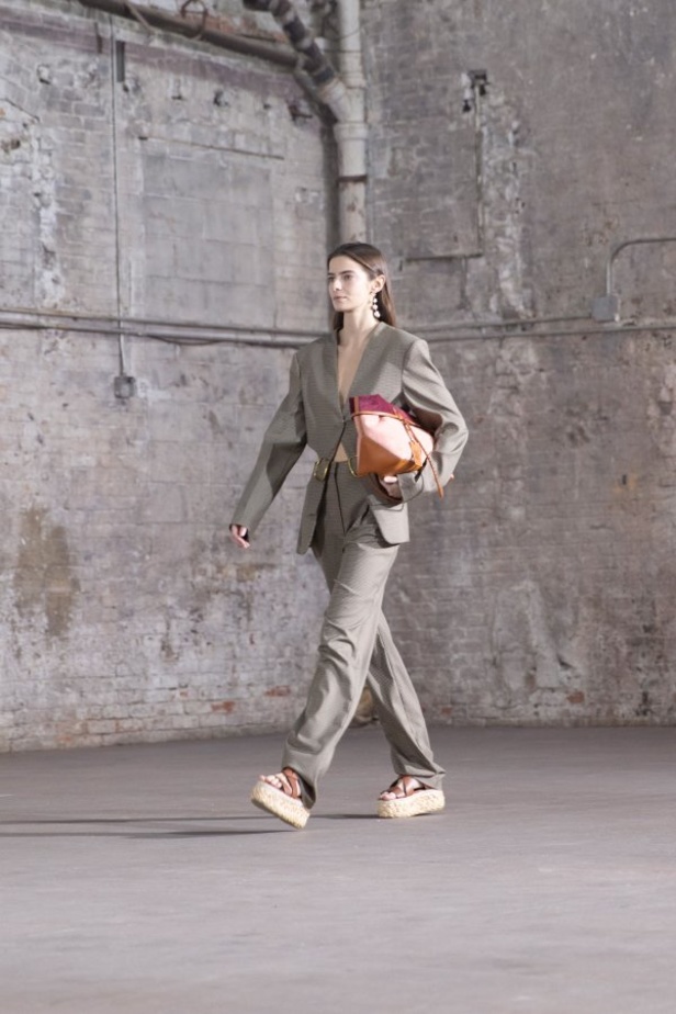 عرض ازياء التوزارا ALTUZARRA لربيع وصيف 2021 من أسبوع الموضة في باريس