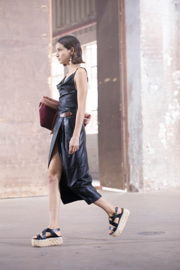 عرض ازياء التوزارا ALTUZARRA لربيع وصيف 2021 من أسبوع الموضة في باريس