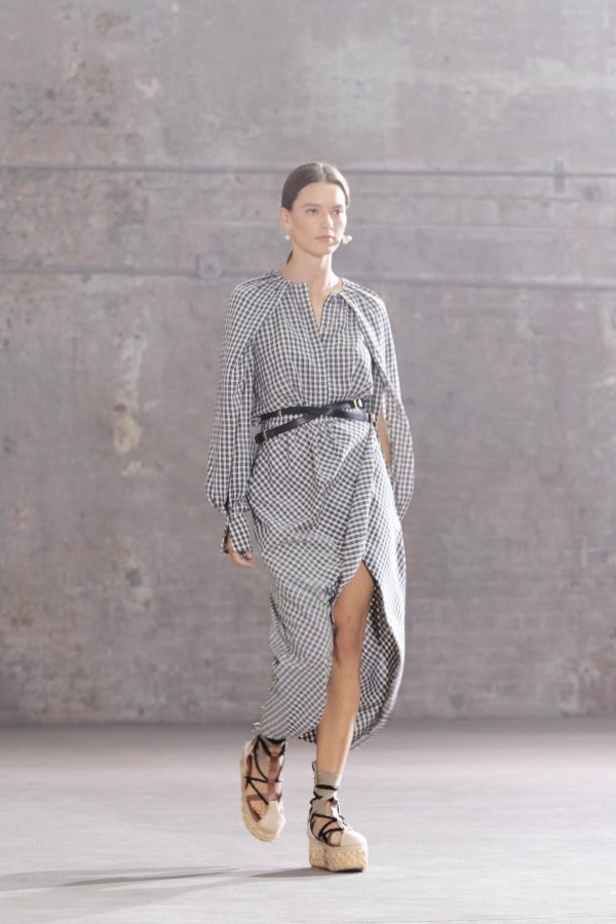 عرض ازياء التوزارا ALTUZARRA لربيع وصيف 2021 من أسبوع الموضة في باريس