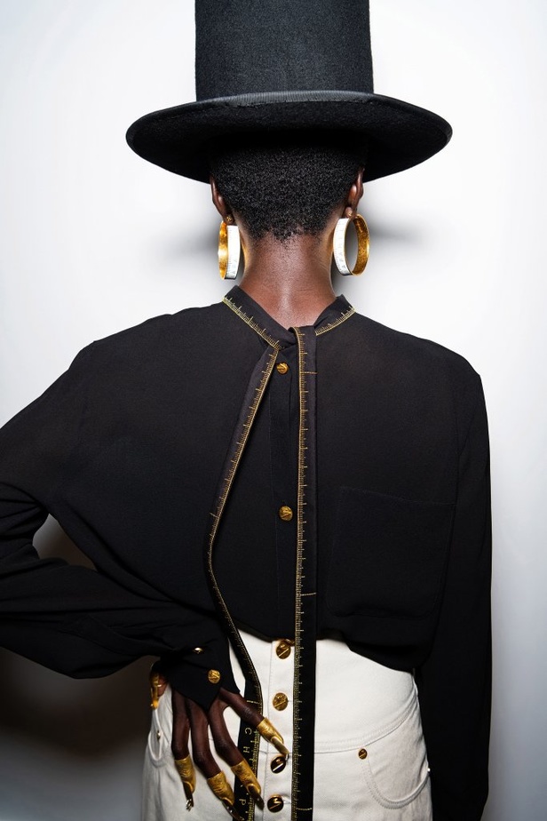 عرض ازياء مجموعة Schiapparelli لربيع وصيف 2021 من أسبوع الموضة في باريس