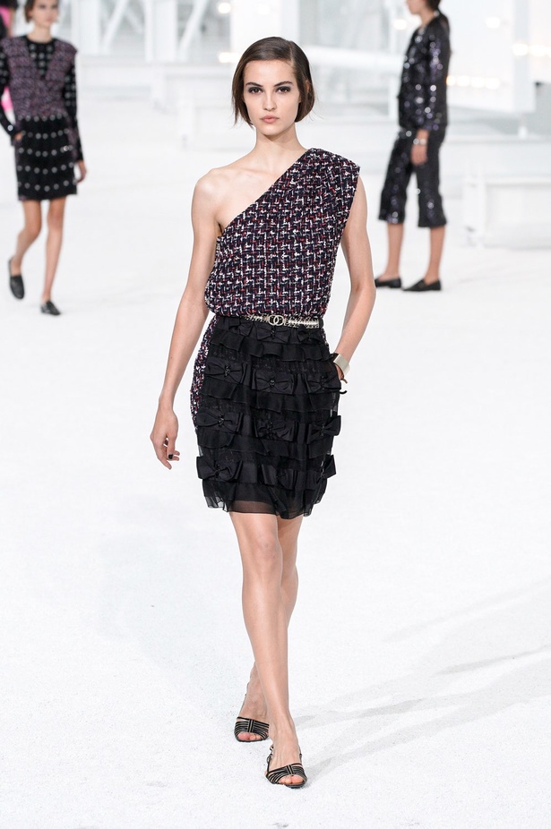 عرض ازياء مجموعة شانيل Chanel لربيع 2021 يحيي موضة التويد والاقمشة الفاخرة