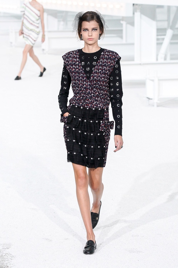 عرض ازياء مجموعة شانيل Chanel لربيع 2021 يحيي موضة التويد والاقمشة الفاخرة