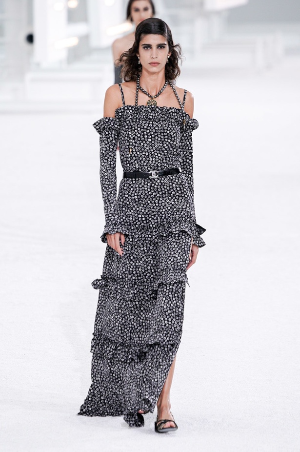 عرض ازياء مجموعة شانيل Chanel لربيع 2021 يحيي موضة التويد والاقمشة الفاخرة