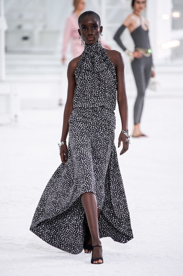 عرض ازياء مجموعة شانيل Chanel لربيع 2021 يحيي موضة التويد والاقمشة الفاخرة