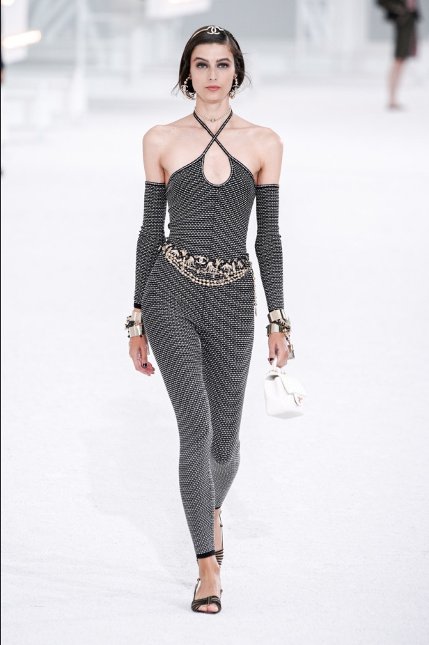 عرض ازياء مجموعة شانيل Chanel لربيع 2021 يحيي موضة التويد والاقمشة الفاخرة