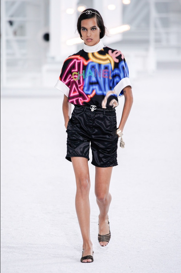 عرض ازياء مجموعة شانيل Chanel لربيع 2021 يحيي موضة التويد والاقمشة الفاخرة