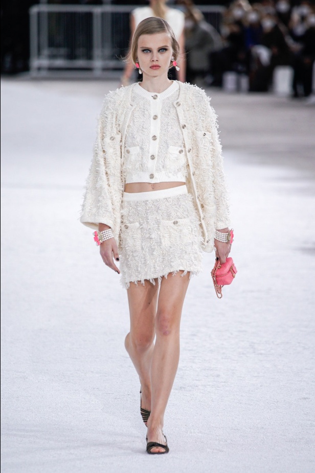 عرض ازياء مجموعة شانيل Chanel لربيع 2021 يحيي موضة التويد والاقمشة الفاخرة