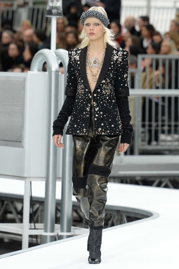 عرض أزياء “شانيل” Chanel لخريف وشتاء 2017