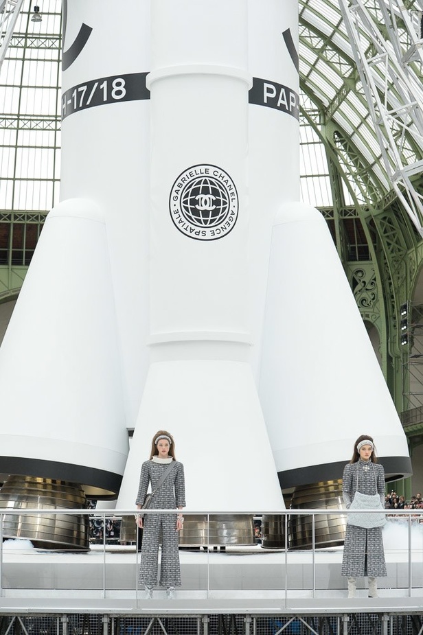 عرض أزياء “شانيل” Chanel لخريف وشتاء 2017