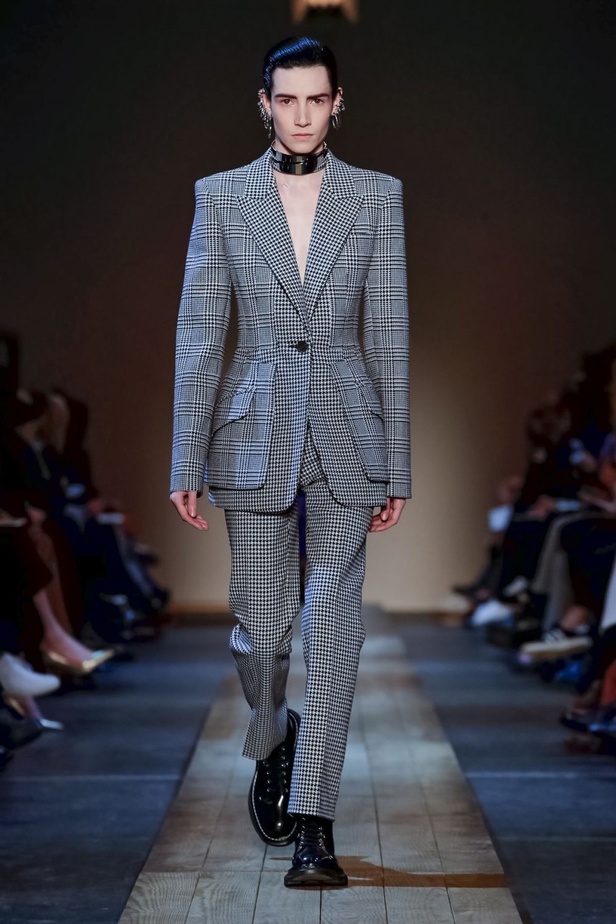 عرض أزياء ألكسندر ماكوين لموسم خريف وشتاء 2019