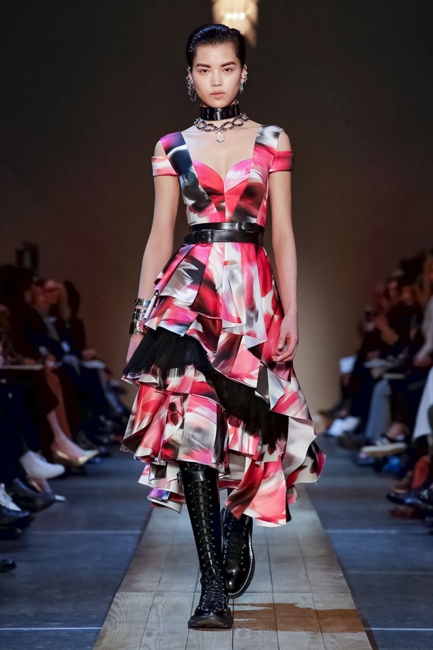 عرض أزياء ألكسندر ماكوين لموسم خريف وشتاء 2019