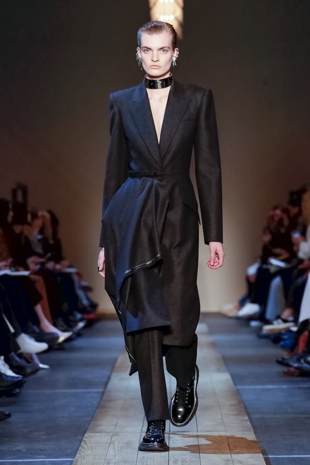 عرض أزياء ألكسندر ماكوين لموسم خريف وشتاء 2019