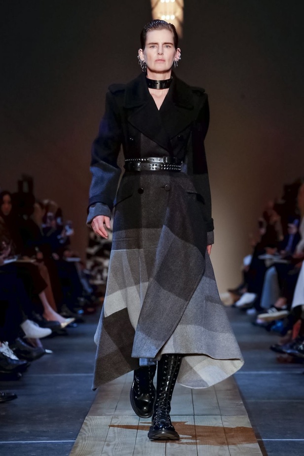 عرض أزياء ألكسندر ماكوين لموسم خريف وشتاء 2019