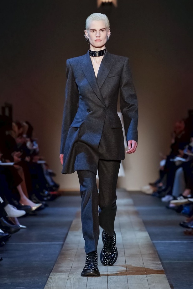 عرض أزياء ألكسندر ماكوين لموسم خريف وشتاء 2019