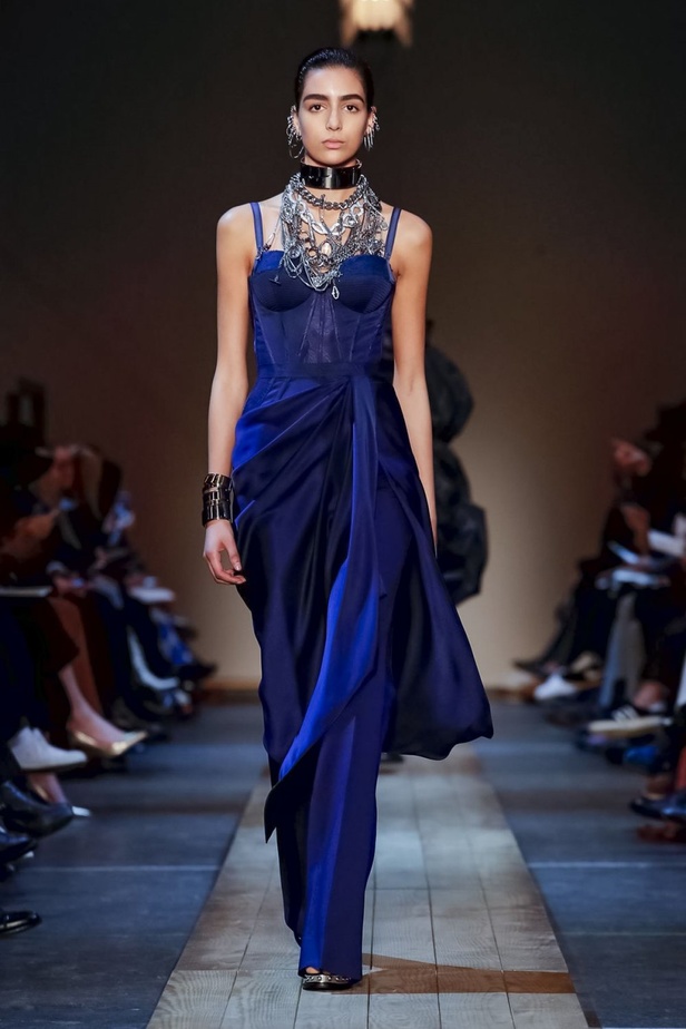 عرض أزياء ألكسندر ماكوين لموسم خريف وشتاء 2019