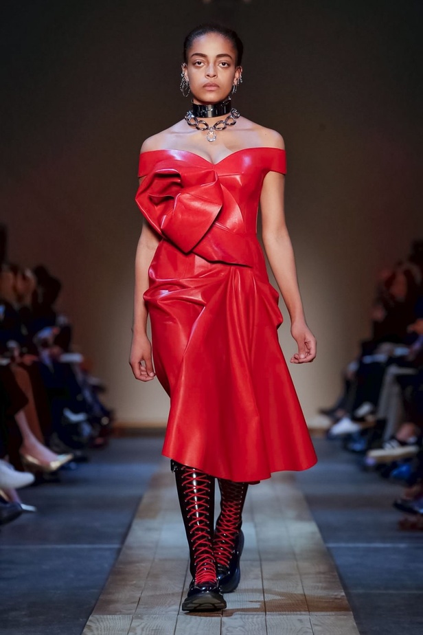 عرض أزياء ألكسندر ماكوين لموسم خريف وشتاء 2019