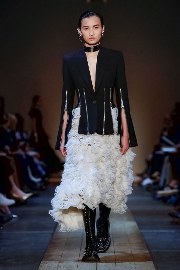 عرض أزياء ألكسندر ماكوين لموسم خريف وشتاء 2019