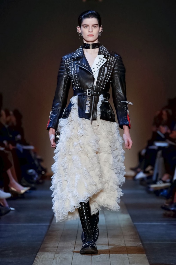 عرض أزياء ألكسندر ماكوين لموسم خريف وشتاء 2019