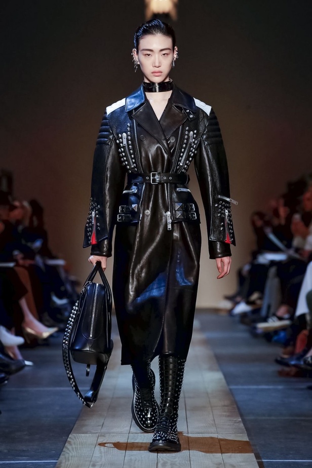 عرض أزياء ألكسندر ماكوين لموسم خريف وشتاء 2019